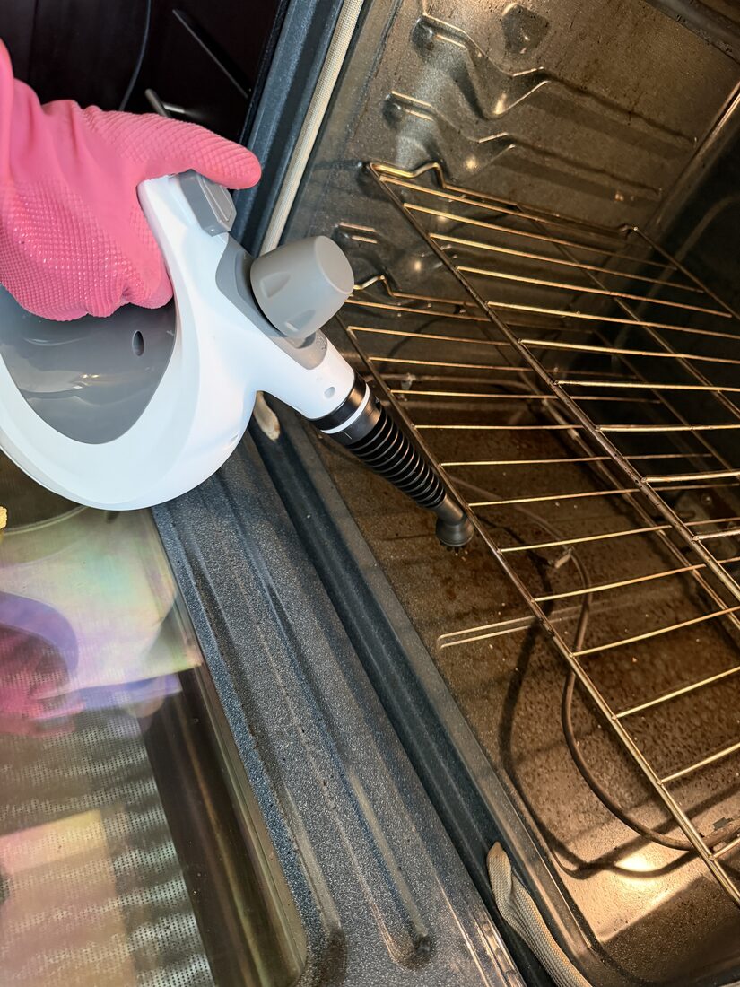Steam cleaning greasy oven racks with the Velmora